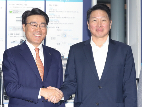 최태원 SK회장(오른쪽)이 3일 오후 서울 강남구 포스코센터에서 열린 2019 기업시민 포스코 성과공유의 장 행사장을 찾아 최정우 포스코회장과 기념촬영을 하고 있다. <연합뉴스>